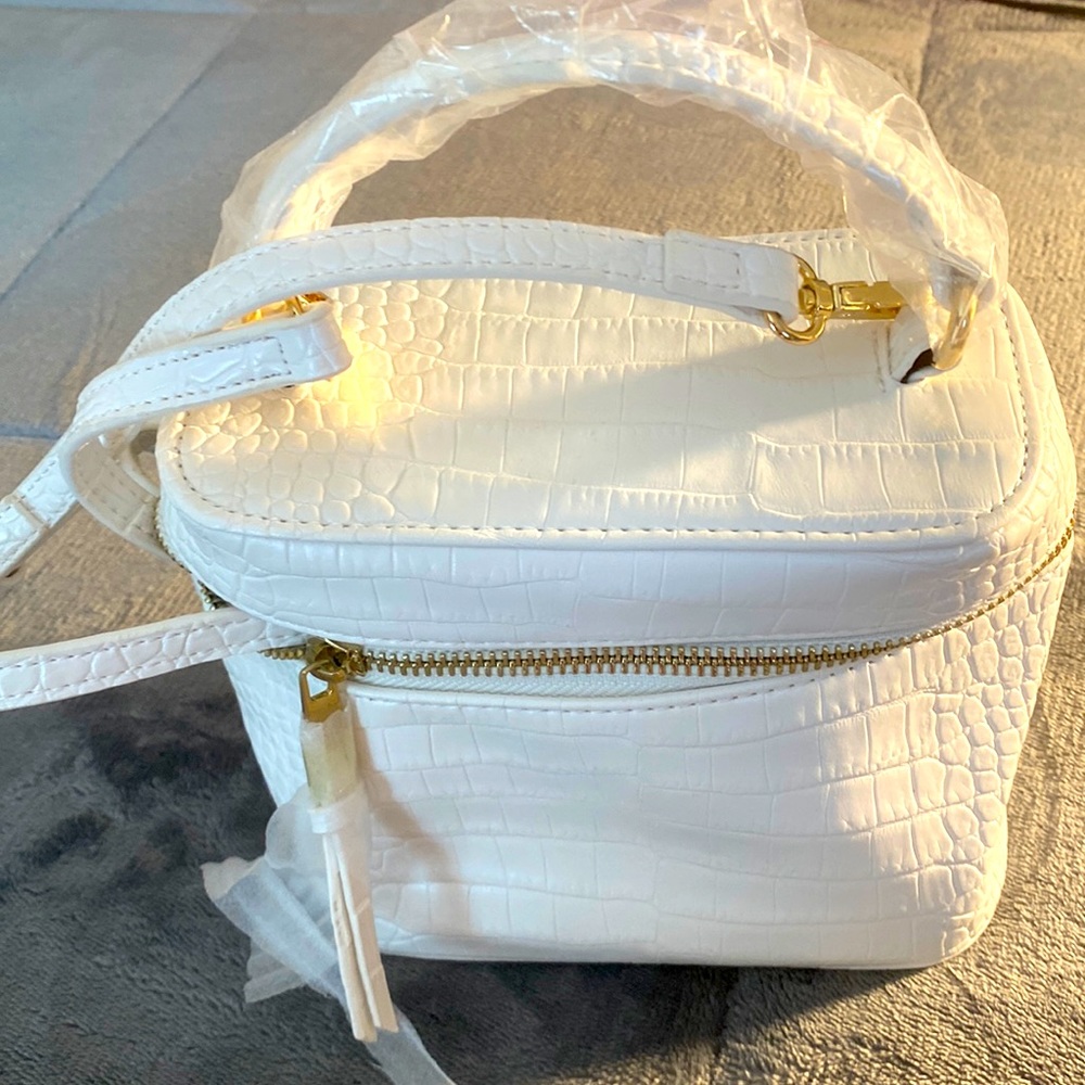 New small white crossbody purse. Perfect for travel or dinner approx 6”x4”.